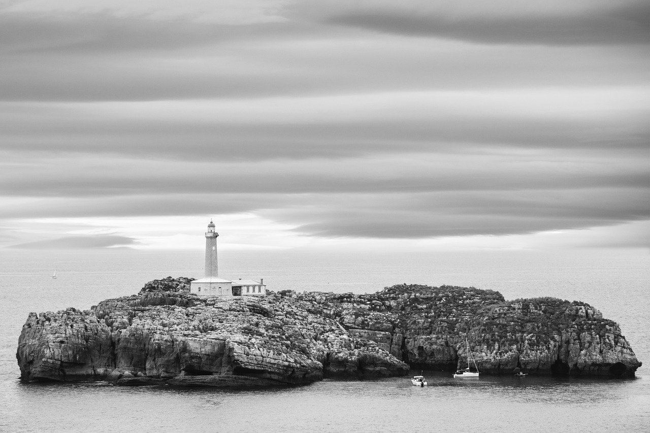 island, lighthouse, sea-8006762.jpg